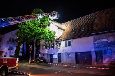 Unterensingen: Dachziegel drohten auf die Strasse zu fallen - Feuerwehr im Einsatz